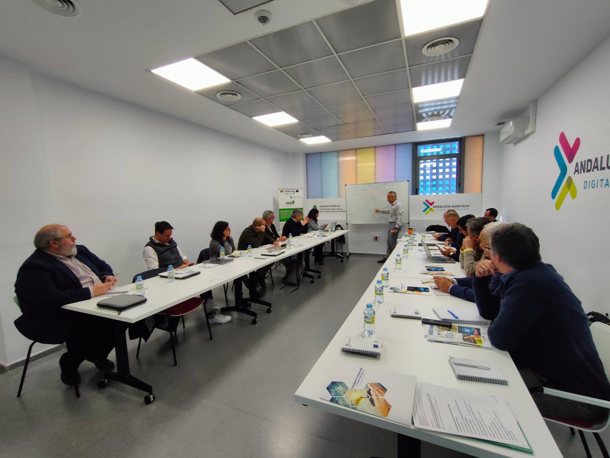 DIHAndAgrotech's tweet photo. @miguelhormigo @AgriculturAnd @HIBA_UE @poctep @infoGMV 4⃣ #AgroTechForum #IA
🗣 @IgnacioLorite de @IfapaJunta pone en valor la importancia de los protocolos de toma de #DatosAgrarios
🌿👉"Faltan datos de calidad en el #agro y un mal dato es peor que un no dato al desarrollar #ModelosPredictivos" 📊 https://t.co/64EHuntO01
