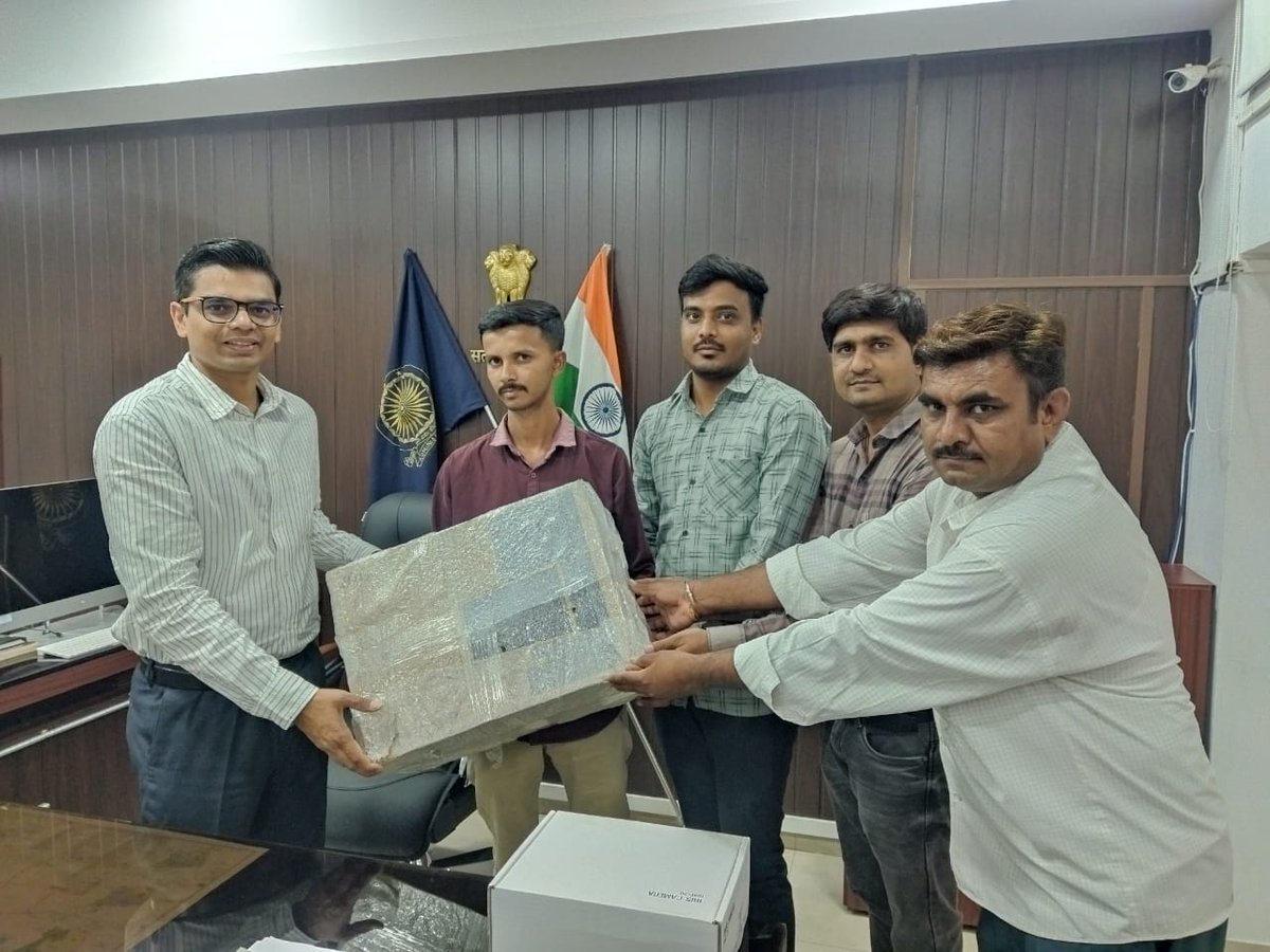 ઈ ગ્રામ વિશ્વ ગ્રામ સોસાયટી દ્વારા જિલ્લાને ૧૫ નવી આધાર કીટ ફાળવવામાં આવી.
આધાર કીટની ફાળવણી આજરોજ ગ્રામ્ય કક્ષાએ કરવામાં આવી જેના થકી ગ્રામીણ વિસ્તારના લોકો નવા શરૂ કરવામાં આવેલ આધાર સેન્ટર પર આધાર અપડેશન સંલગ્ન સેવાનો લાભ મેળવી શકશે.
<a href="/CMOGuj/">CMO Gujarat</a> <a href="/CollectorJamngr/">Collector Jamnagar</a> @mahitijamnagar