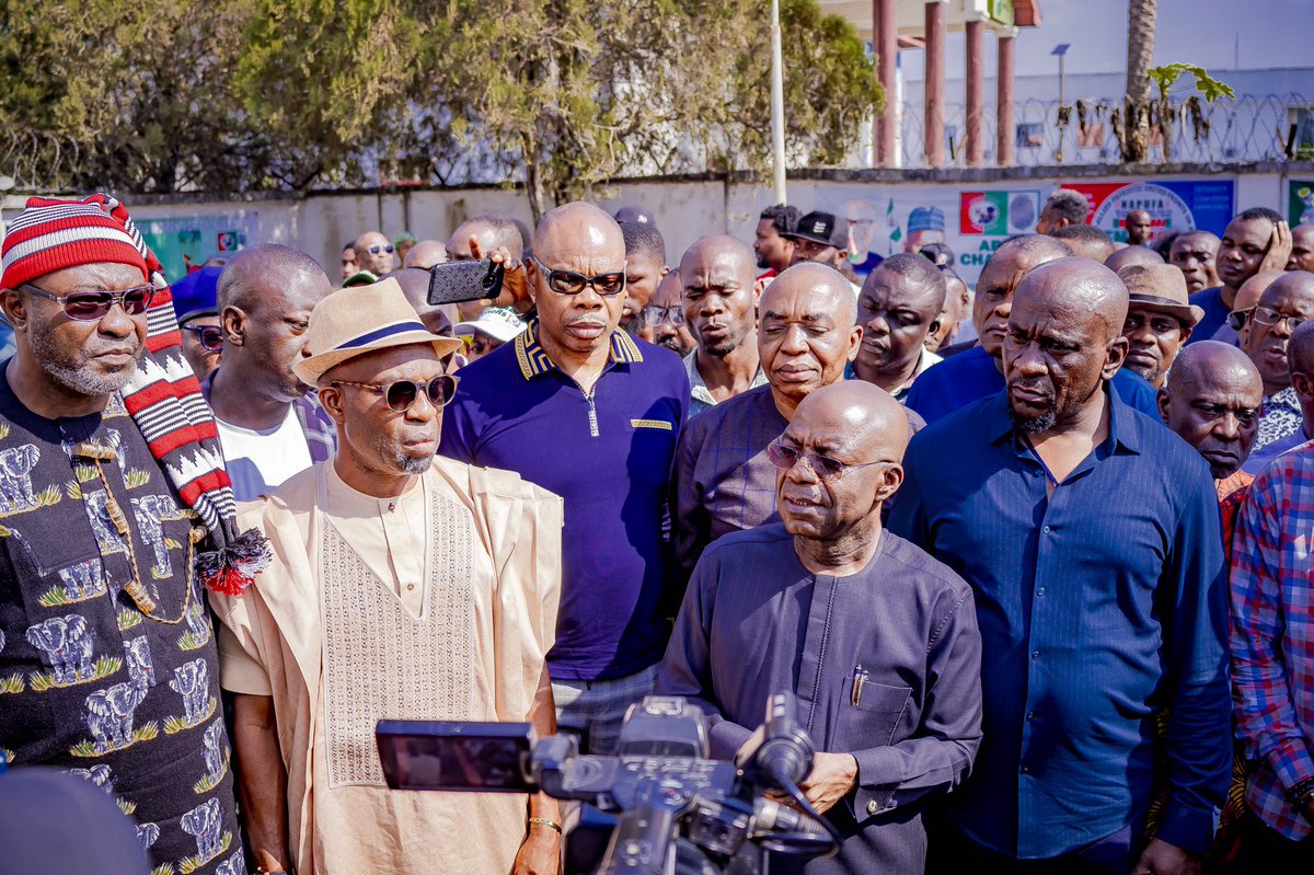 alexottiofr's tweet photo. I addressed the press and our teeming supporters who had thronged our campaign headquarters, ready to celebrate our victory at the just concluded election.
We received in good faith the decision by INEC to scrutinize the dubious result from Obingwa. https://t.co/5m6DL9qICL