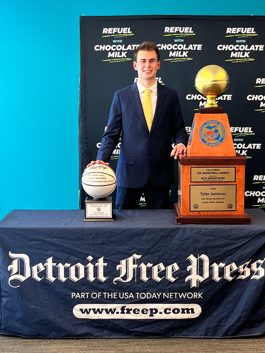 TheDZoneBBall's tweet photo. Port Huron Northern 2023 G Tyler Jamison (Fairleigh Dickinson commit) with the Mr. Basketball trophy. 

@TylerJamison32  @PHNAthletics @phnbasketball @FDUKnightsMBB https://t.co/4XnX4rERNU