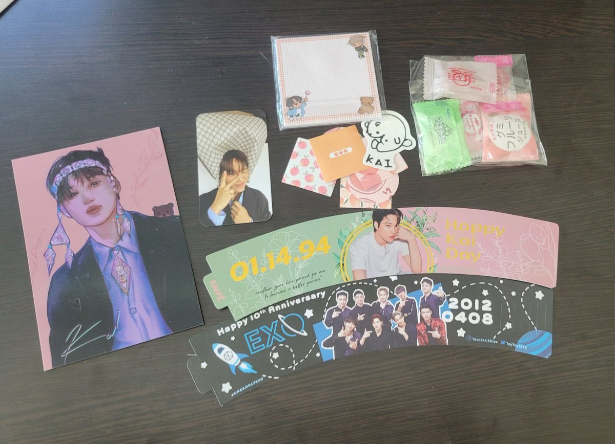 <a href="/kaifansnyc/">Kai-fé NYC🐻 #KAI R𝓞VER</a> ahhh got my kai-fe goodies. The notepad is so frickin adorable. Thank youuuu 💛💛💛