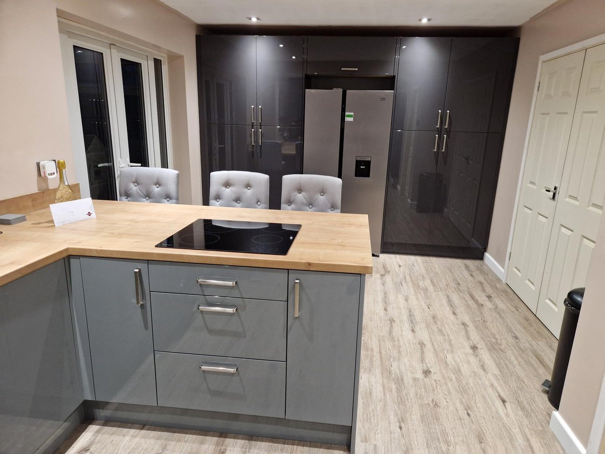 thekitchendepot's tweet image. Mr &amp;amp; Mrs Harvey now have a wonderful new Dust Grey and Graphite design. They paired our Zara Gloss door with Camden D Handles and Natural Hamilton Oak worktops to create a sleek, modern design.

Browse more designs online 👉 bit.ly/3LdUuWH

#GlossKitchen #GreyKitchen