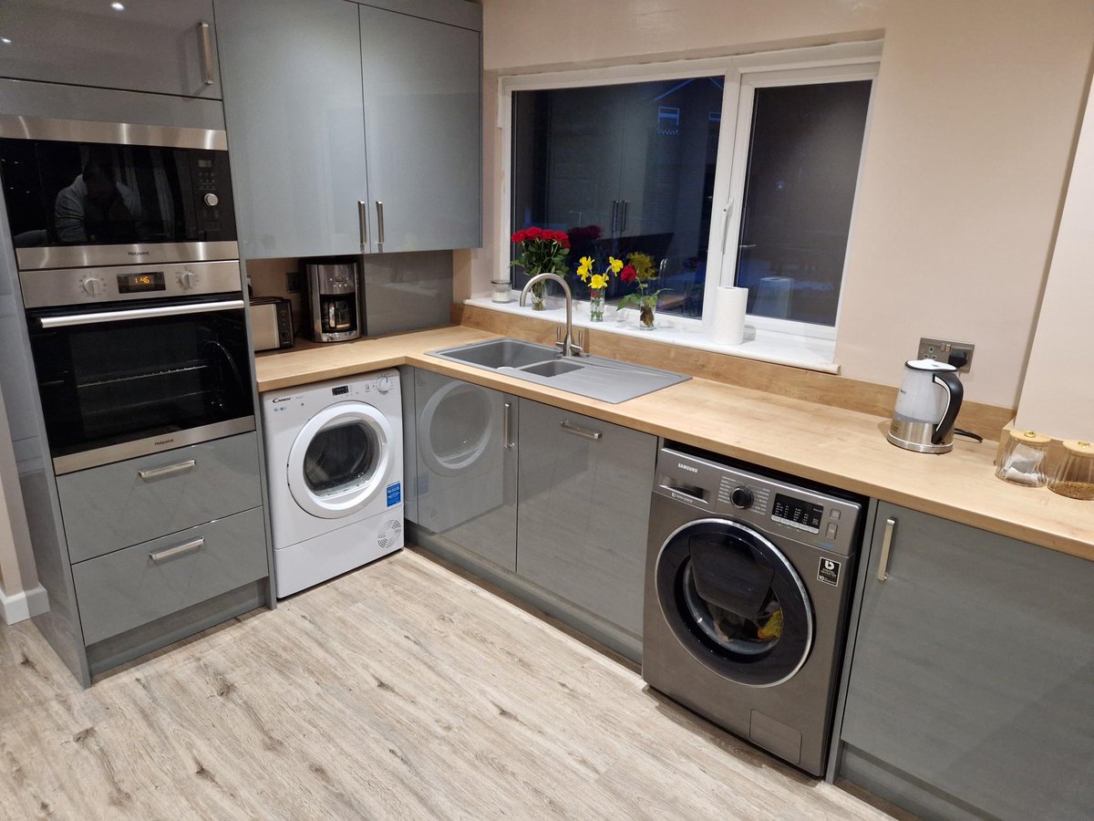thekitchendepot's tweet image. Mr &amp;amp; Mrs Harvey now have a wonderful new Dust Grey and Graphite design. They paired our Zara Gloss door with Camden D Handles and Natural Hamilton Oak worktops to create a sleek, modern design.

Browse more designs online 👉 bit.ly/3LdUuWH

#GlossKitchen #GreyKitchen