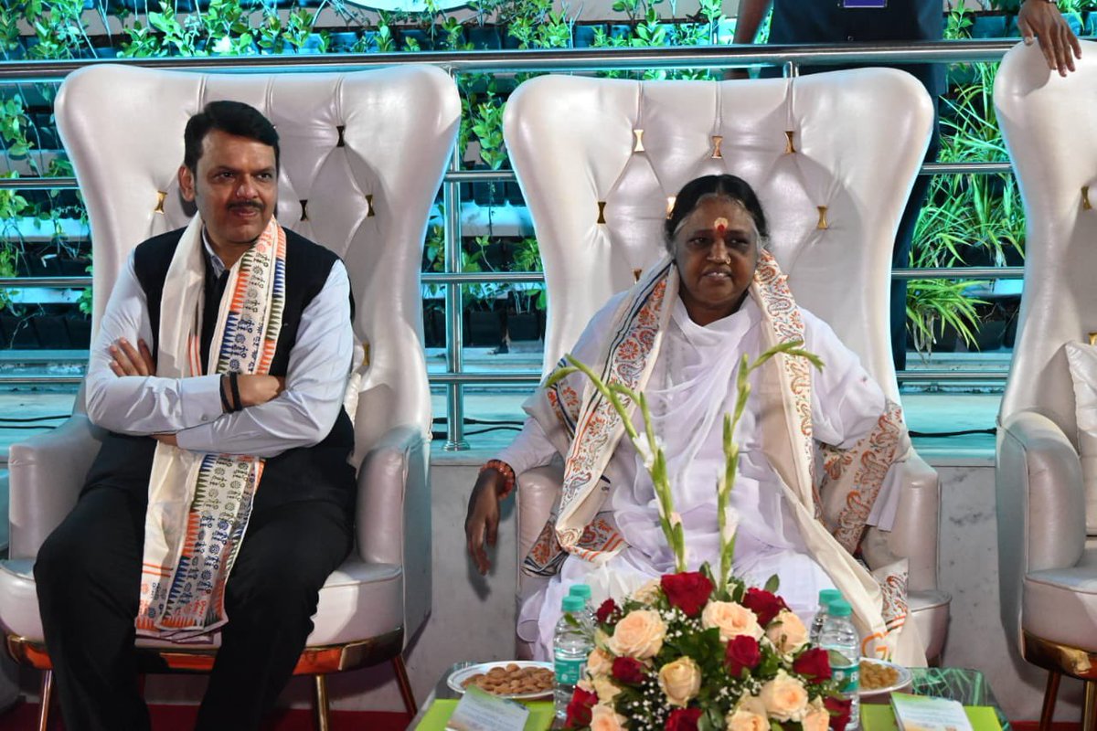 Dev_Fadnavis's tweet photo. Attended a splendid light and sound fountain show at Futala Lake organised in the honour of the #C20 delegates.
The dignitaries were welcomed with Nagpur made shawls in the traditional Maharashtrian way with the thumping music of ‘dhol-tasha’.
The Chair of #Civil20India2023 Mata Amritanandamayi Devi ji, patron Dr. Vinay Sahasrabuddhe ji, Sherpas and delegates from many nations were present too.
@Amritanandamayi @Vinay1011 
#FutalaLake #Nagpur #Civil20Nagpur #G20India #Maharashtra #Civil20India2023 @g20org #g20