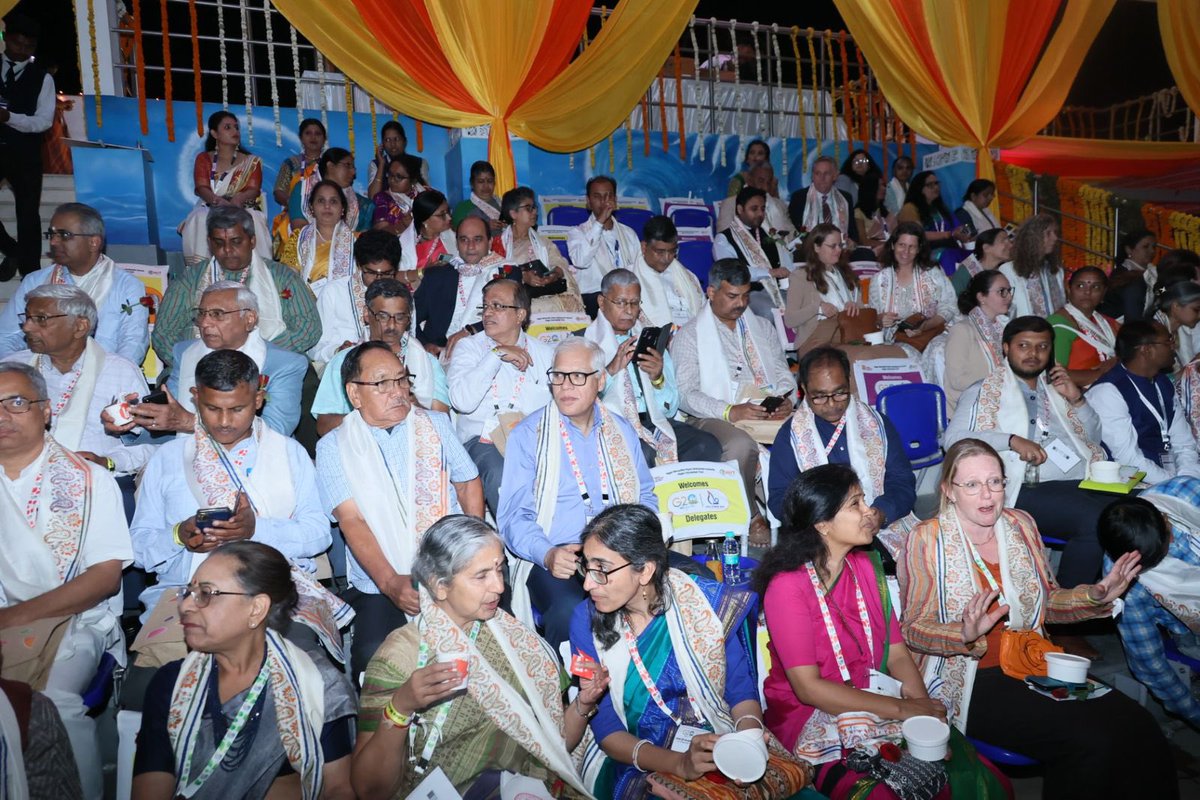 Dev_Fadnavis's tweet photo. Attended a splendid light and sound fountain show at Futala Lake organised in the honour of the #C20 delegates.
The dignitaries were welcomed with Nagpur made shawls in the traditional Maharashtrian way with the thumping music of ‘dhol-tasha’.
The Chair of #Civil20India2023 Mata Amritanandamayi Devi ji, patron Dr. Vinay Sahasrabuddhe ji, Sherpas and delegates from many nations were present too.
@Amritanandamayi @Vinay1011 
#FutalaLake #Nagpur #Civil20Nagpur #G20India #Maharashtra #Civil20India2023 @g20org #g20