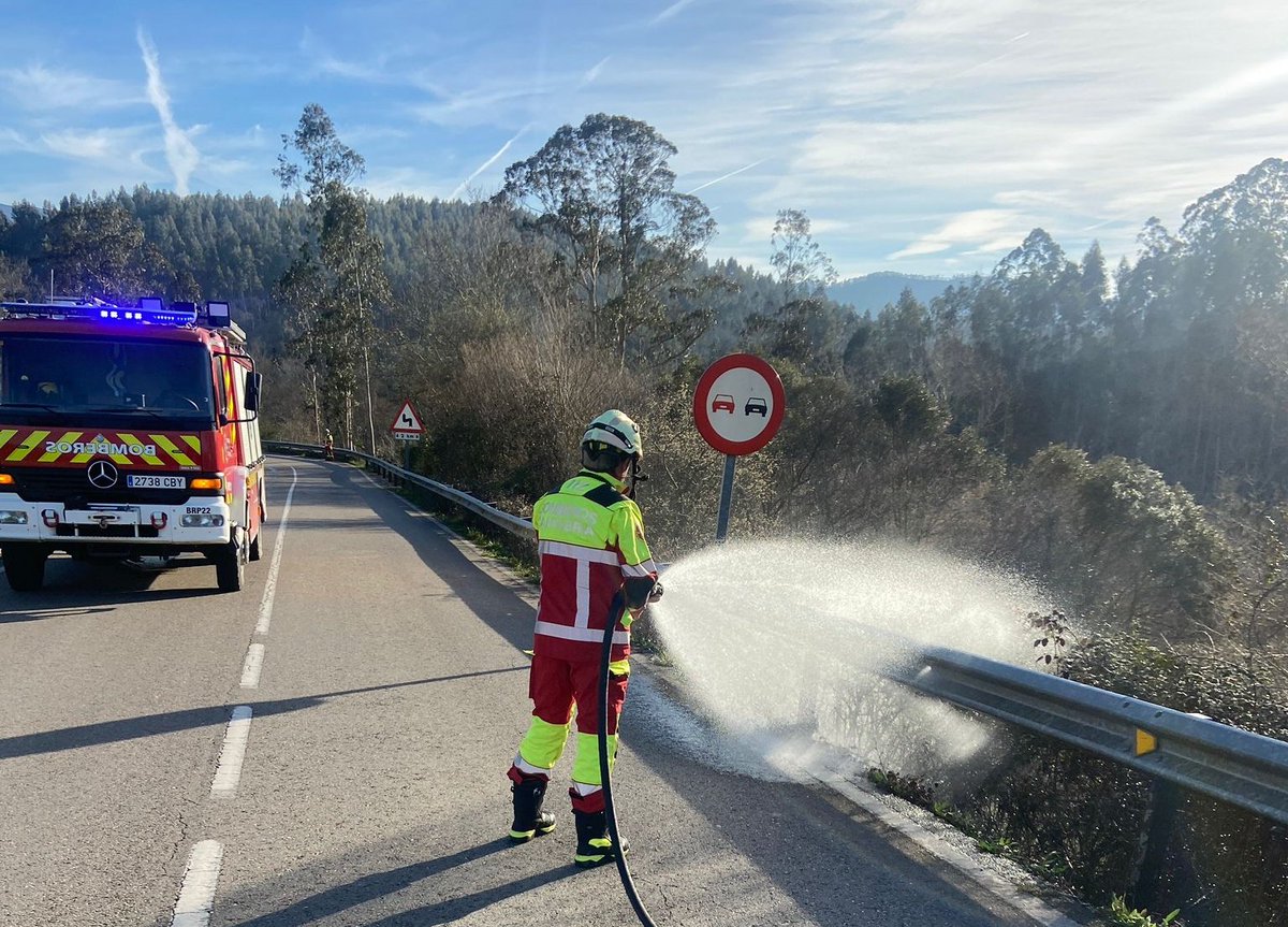 112Cantabria's tweet photo. Extinción de incendio de matorrales junto a la #CA363 #ElTejo #Valdaliga. https://t.co/FRb561eypn