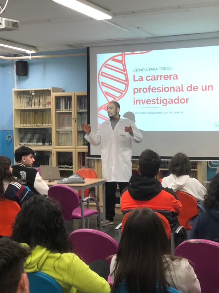 Hoy, Louis Chonco Jiménez, investigador postdoctoral de la #UCLM ha venido para contarnos el estudio que está llevando a cabo sobre el efecto anticancerígeno del extracto de la cuerna de ciervo. Nos ha resultado muy interesante. Gracias y enhorabuena por tu trabajo.#AECC