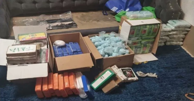 aisdmx's tweet photo. Personal de la @SEDENAmx, de la @GN_MEXICO_  y @FGRMexico aseguraron un cargament de droga, armas, un vehículo y un inmueble en #Tijuana, #BajaCalifornia, ubicado en la colonia Camichín, delegación La Mesa, utilizado para realizar actividades ilícitas. 

https://t.co/JFfWGfIo4L https://t.co/0WhRmuZwDo