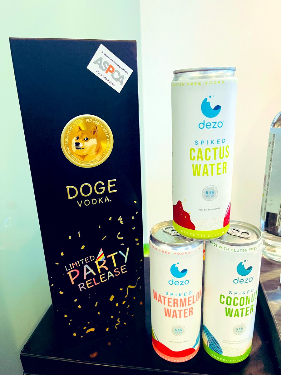 RodSlik's tweet photo. Great event last night hosted by @BAYC6380!! 

Pretty dope raffle even tho i didn’t win 🤣 
Huge shout out to @ElevatedYC @LadiesofBAYC @jackiesfit  and their project! Amazing utility 💯🔥🔥 #web3community https://t.co/tsFLO0SJEb