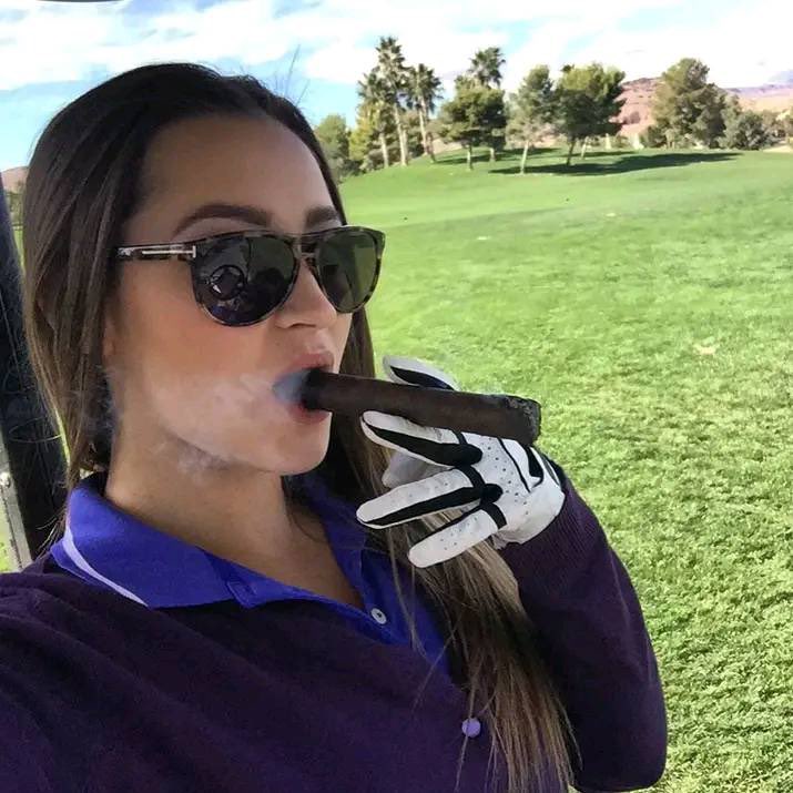 CigarFetishUK's tweet image. #cigarfetish