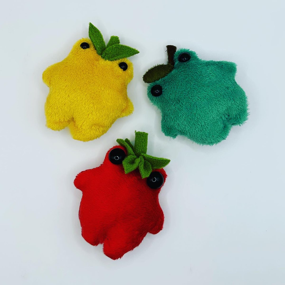 Mangopodsonly's tweet photo. 3 new fruity frogs available in my shop! #frog #frogs #handmade #ooak #plushmaker #plushie #plushcommunity #ooakplush #frogplush https://t.co/OaiRctFbLl