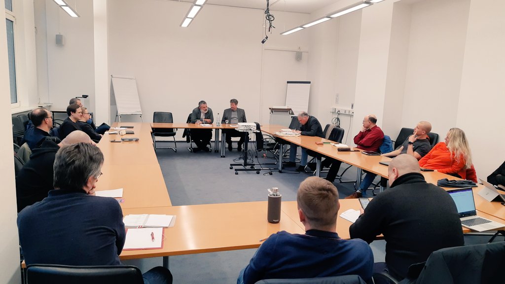 christophsch87's tweet photo. "Verfassungsfeindliche Gefährdungslagen und Pol. Bildung in Thüringen". Veranstaltung der #DVPB Thüringen und Fortbildung des @Thillm.  Gesprächs- und Diskussionsrunde mit dem Präsidenten des Thüringer Verfassungsschutzes
#dvpbth 
#sozialkunde 
#gutebildungth 
#politischebildung https://t.co/ZwmZva7LSN