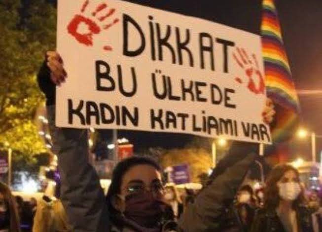 Mersin’de İrfan Özer isimli kişi, annesini ve eşini öldürdü.

#kadıncinayetleripolitiktir 

kadindanhaber.com/mersinde-iki-k…