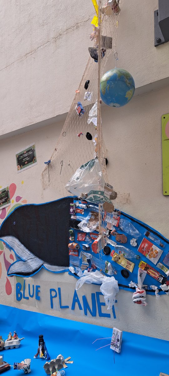 JesuitesEdu's tweet photo. 🌯  La comissió verda del #DreamGreen de Primària de #JEStGervasi ha visibilitzat la quantitat de residus d'envasos d'un sol ús que genera l'alumnat amb els seus esmorzars. Ens animen a canviar d'hàbits i passar-nos als embolcalls reutilitzables. Us hi sumeu? 🫶🌍 https://t.co/PuV3TfLH72