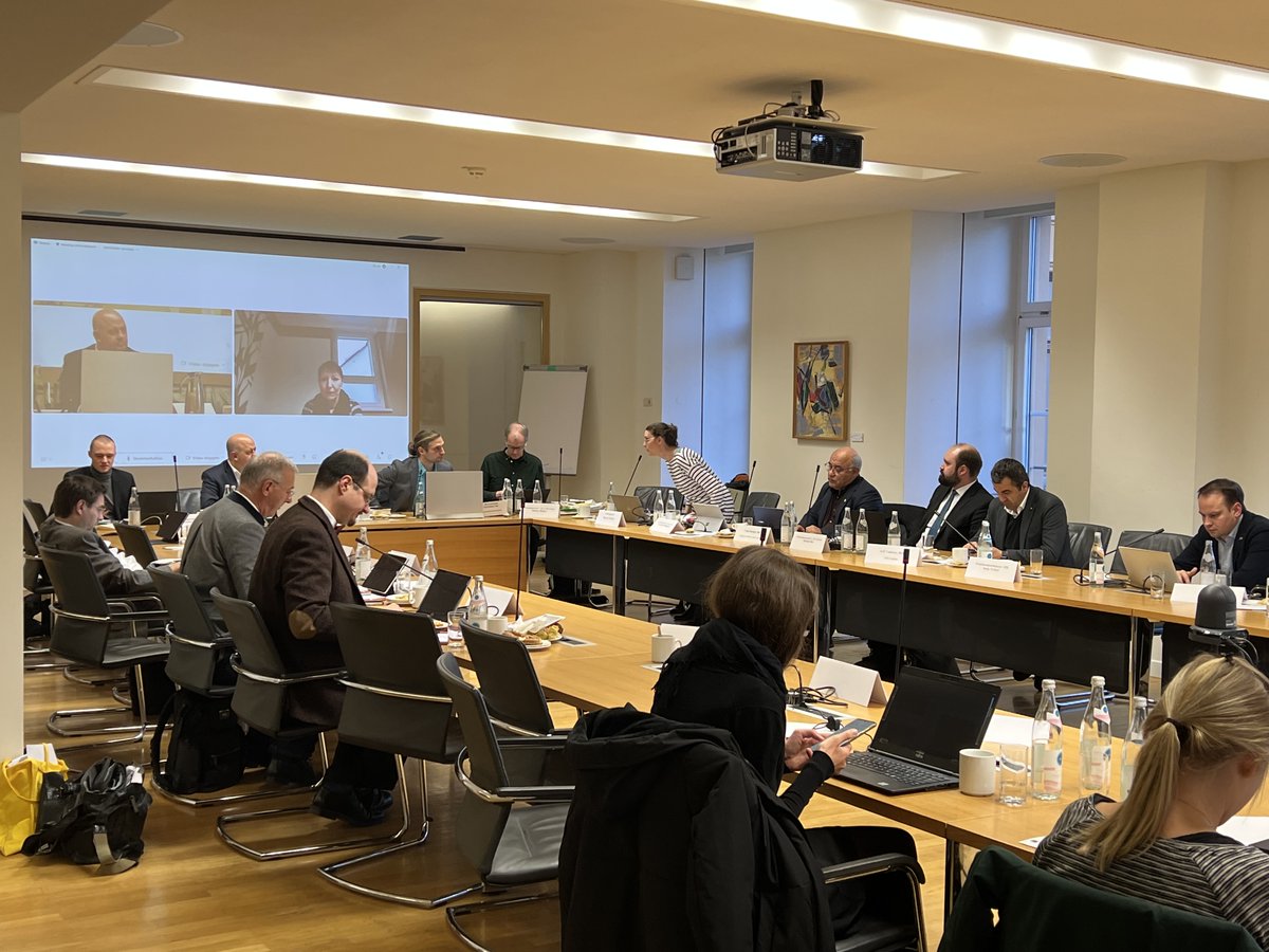 Landtag_Bayern's tweet photo. #Untersuchungsausschuss „NSU II“: Heute wird Mandy Struck als Zeugin zum gesamten Untersuchungsauftrag vernommen,
❗ deren Identität von Zschäpe genutzt wurde
❗ die Mundlos, Böhnhardt & Zschäpe Unterschlupf gewährte – ihrer Aussage nach, ohne deren Namen & Hintergründe zu kennen https://t.co/n07FCtwfZ9