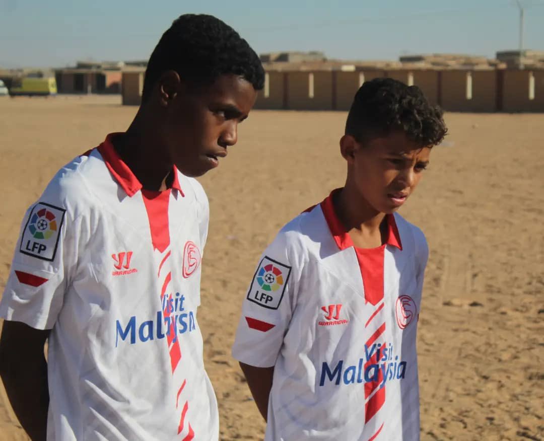 📸📦 📦 

 🎶 ¿La Giralda presume orgullos de ver a  niños saharauis de rojo y blanco? 

El futbol es una ilusión universal que atraviesa cualquier frontera 

<a href="/SevillaFC/">Sevilla Fútbol Club</a> 
<a href="/SevillaFC_ARA/">Sevilla FC Arab | إشبيلية</a> 
<a href="/LaLiga/">LALIGA</a> 

Gracias a todos los que lo habéis hecho posible 🫶🤩❤️