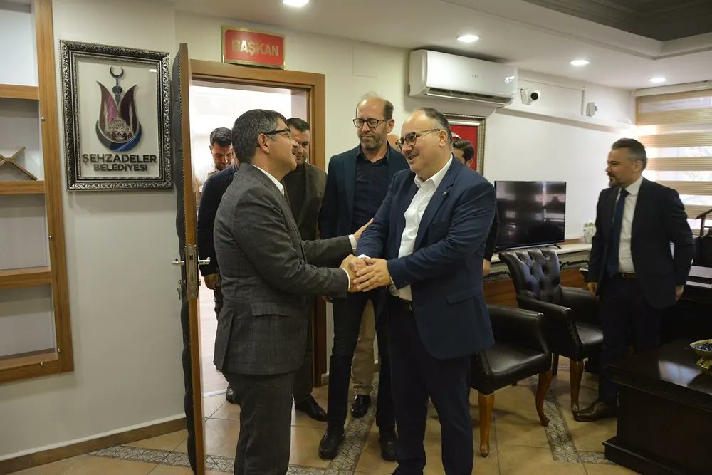 Şehzadeler Belediye Başkanımız sayın Ömer Faruk Çelik <a href="/omrfrkcelik/">Ömer Faruk ÇELİK</a> beyi makamında ziyaret ettik. Nazik misafirperverliklerinden dolayı kendilerine teşekkür ederiz.
#akparti
#manisa
#akhisar
#milletvekili
#inandığınyoldayürü
#türkiyeyüzyılı