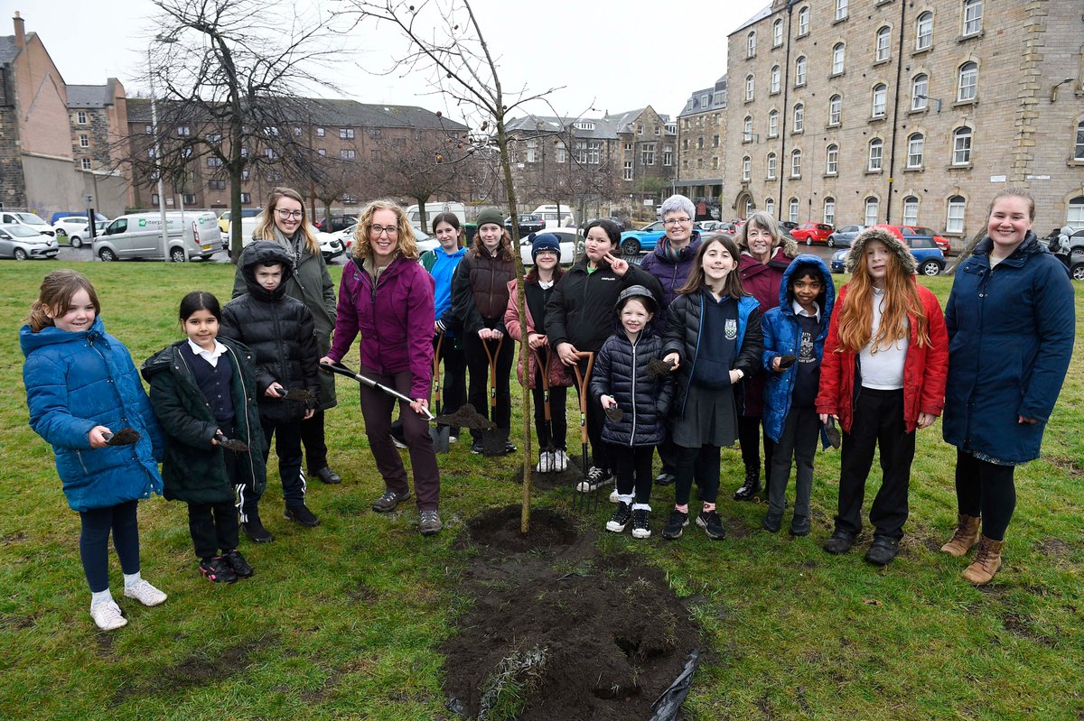 Children from Leith Primary School join <a href="/lornaslater/">Lorna Slater</a> MSP, Biodiversity Minister  to celebrate Funding boost for £1million Scotland’s parks initiative greenspacescotland.org.uk/news/funding-b…