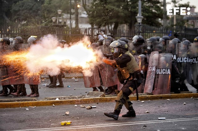 EFEnoticias's tweet photo. Estados Unidos asegura que existe un "importante problema" de impunidad ante los abusos cometidos por las fuerzas del orden en Perú durante las protestas. https://t.co/CECzUXAAYL