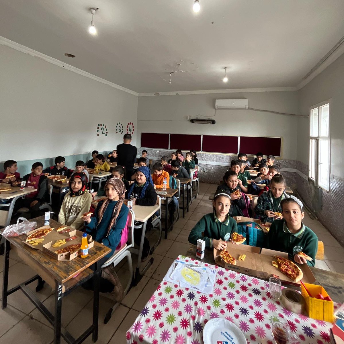 Domino’s Kızıltepe’den Ferid Usta okulumuzu ziyaret ederek öğrencilerimizin yüzlerini güldürdü. İnceliklerinden dolayı çok teşekkür ederiz 💐🍕😍

<a href="/mardinilmem/">Mardin İl Millî Eğitim Müdürlüğü</a> <a href="/kiziltepemem47/">Kızıltepe İlçe Milli Eğitim Müdürlüğü</a> <a href="/Murat69_Demir/">Murat Demir</a> @AhmetBilen0647 <a href="/Vedat47Bayram/">Vedat Bayram</a>