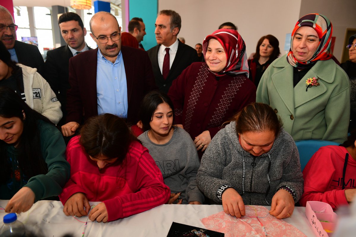 ortahisarhem's tweet photo. Valimiz İsmail Ustaoğlu ve eşi Şenay Ustaoğlu Hanımefendi, Doğu Karadeniz Öğrenci Yurdu'nda misafir olan depremzede vatandaşlarımızın Ortahisar Halk Eğitimi Merkezi bünyesinde yaptığı çalışmaların yer aldığı atölyeyi ziyaret etti. @hbfettahoglu @tcmeb @hayatboyuailesi https://t.co/7csXuhbdV2