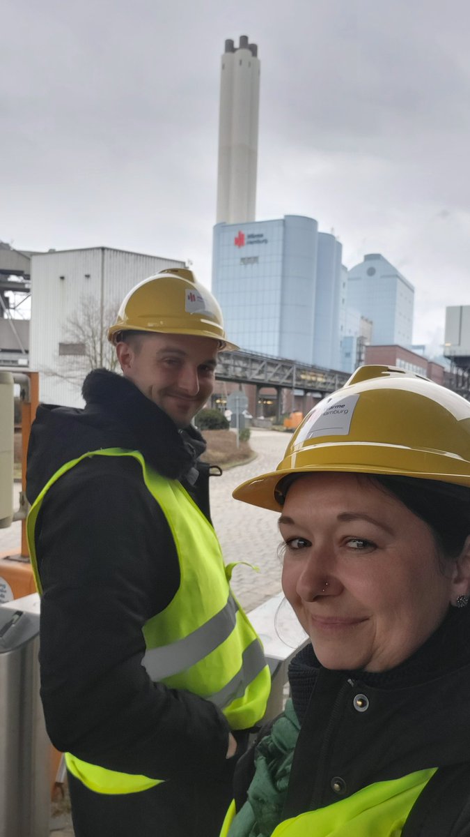 jenny_jasberg's tweet photo. Hier passiert die #Energiewende:
am Standort des Kohlekraftwerks #Tiefstack wird auf Erneuerbare umgerüstet. Ziemlich komplex und herausfordernd bestehende Infrastruktur für die Zukunft zu rüsten, aber wir packen es an in #Hamburg. 
Danke an die @fhh_umwelt für den klaren Pfad! https://t.co/35hGCtvLKg