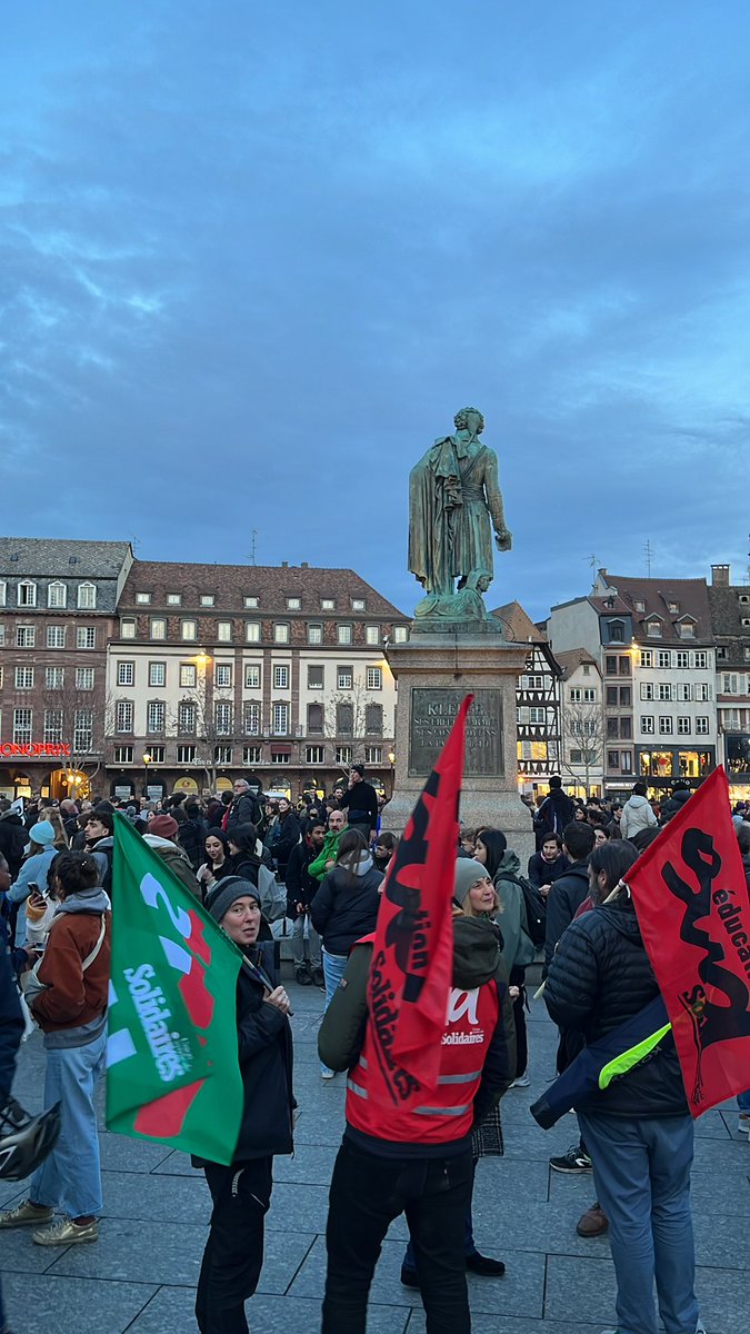 Très forte présence policière à Strasbourg, pour face au rassemblement en plein centre ville. 
#Strasbourg #49al3 #retraite