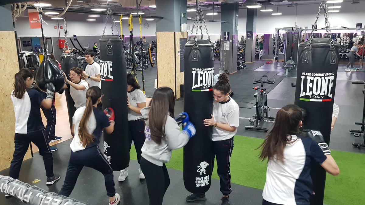 AgustinasNSBC's tweet photo. Esta mañana los alumnos de bachillerato han realizado una visita al Gimnasio @altafit. Han conocido las instalaciones y todas las actividades que en ellas pueden llevar a cabo, y han  recibido una sesión de boxeo 🥊.

#Agustinas
#Altafit #Boxeo https://t.co/m16PBCAwMy