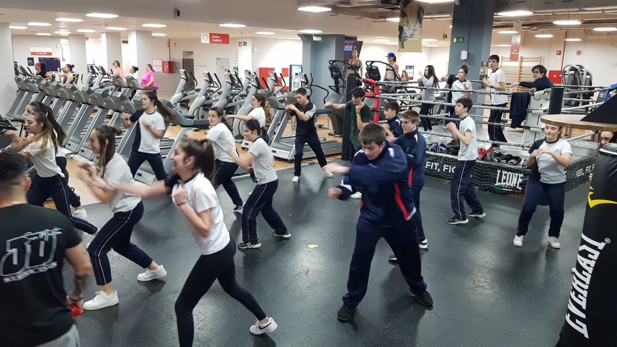 AgustinasNSBC's tweet photo. Esta mañana los alumnos de bachillerato han realizado una visita al Gimnasio @altafit. Han conocido las instalaciones y todas las actividades que en ellas pueden llevar a cabo, y han  recibido una sesión de boxeo 🥊.

#Agustinas
#Altafit #Boxeo https://t.co/m16PBCAwMy