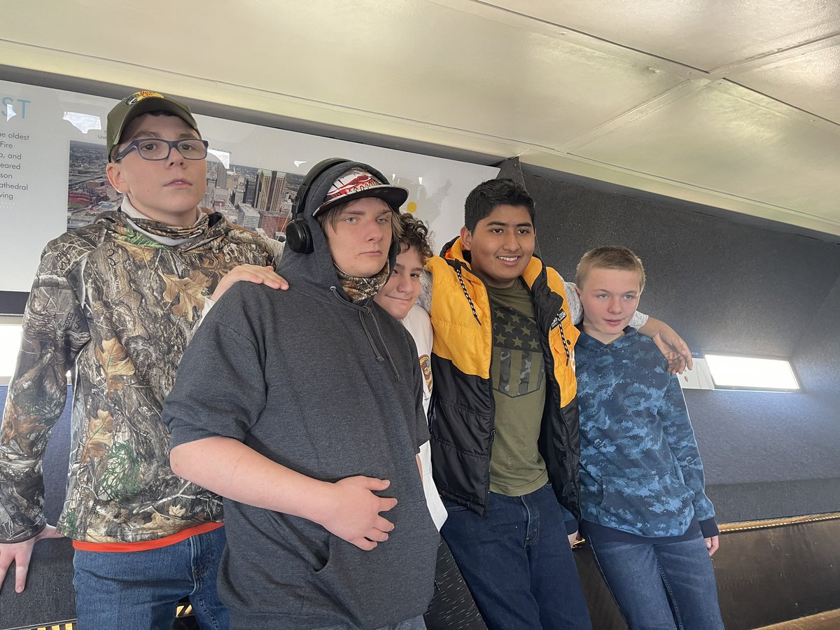 HyatesWagner's tweet photo. 8th grade field trip enjoying the view from the top of the Saint Louis Arch. #fmsteach https://t.co/rymaTaeqqb