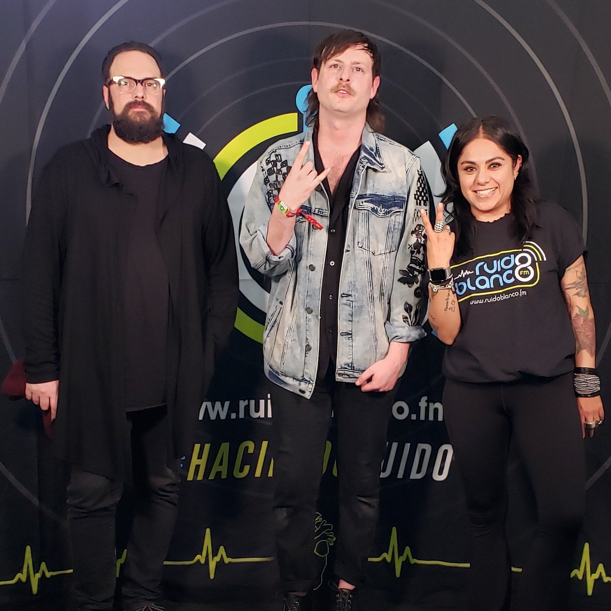 ruidoblancofm's tweet photo. Chequen todas las entrevistas que tuvimos en nuestro Facebook e instagram #RuidoenelVive 😎🤘🏼⚡
@azuldeviena @astramusicla @Chava_Rock #HaciendoRuido
📸 @NashPresent &amp; @Chava_Rock https://t.co/iiWicTFQCs