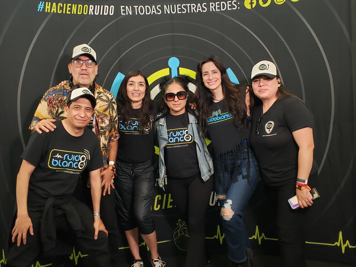 ruidoblancofm's tweet photo. Chequen todas las entrevistas que tuvimos en nuestro Facebook e instagram #RuidoenelVive 😎🤘🏼⚡
@azuldeviena @astramusicla @Chava_Rock #HaciendoRuido
📸 @NashPresent &amp; @Chava_Rock https://t.co/iiWicTFQCs