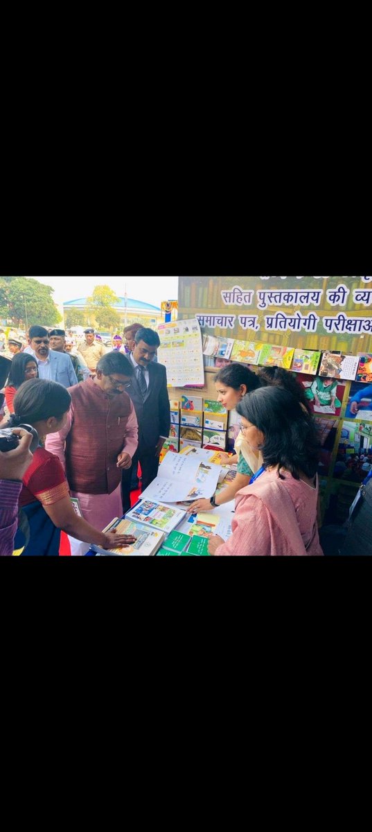 suraj1809's tweet image. It was a proud moment for the Room to Read India Jharkhand team that @HemantSorenJMM Shri Hemant Soren, Chief Minister of Jharkhand visited three stalls viz. #FLN stall, Stall of a #ClassroomLibrary and Mother Tongue Based- Multilingual Education ( #MTBMLE) Stall.