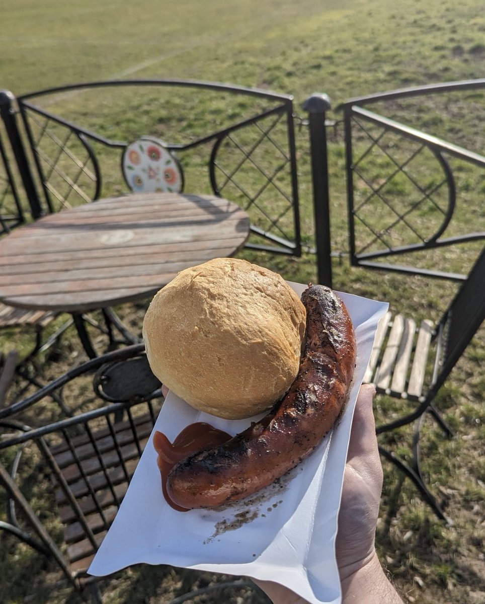 FootyScran's tweet photo. Polish sausage and bread at RKS Garbarnia (@RKSGarbarnia)

🇵🇱 10 zloty (£1.90) https://t.co/Sgdo66Wz3s