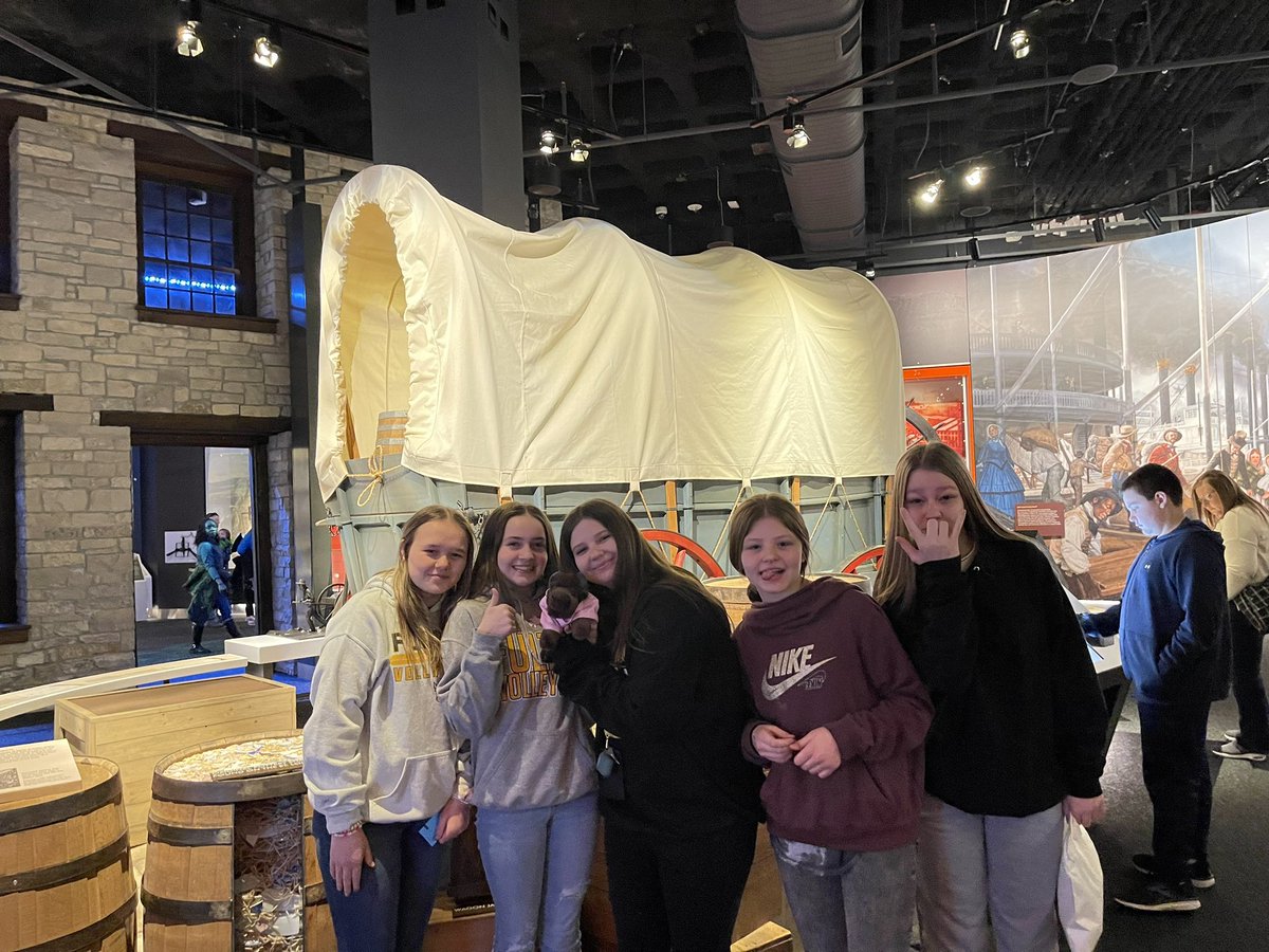 HyatesWagner's tweet photo. 8th grade field trip to the St. Louis Gateway Arch museum. #fmsteach https://t.co/szGLgteM9h