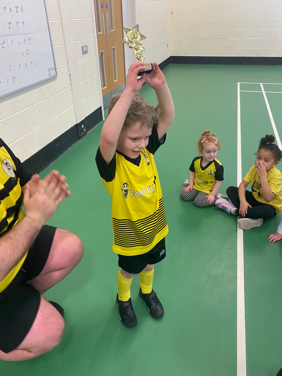 FOOTIBEES's tweet photo. 🎉🏆 50 WEEKS AT FOOTIBEES 🏆🎉

We had a number of 50 week trophies to give out this week‼️ 

Well done to our winners👏

⁉️ Did you know that every 10 weeks at Footibees, you receive a free Footibees product 🟡⚽️🐝

Book your free trial session now at https://t.co/c6vE4Crm8I 🏆 https://t.co/UszMlocOhe