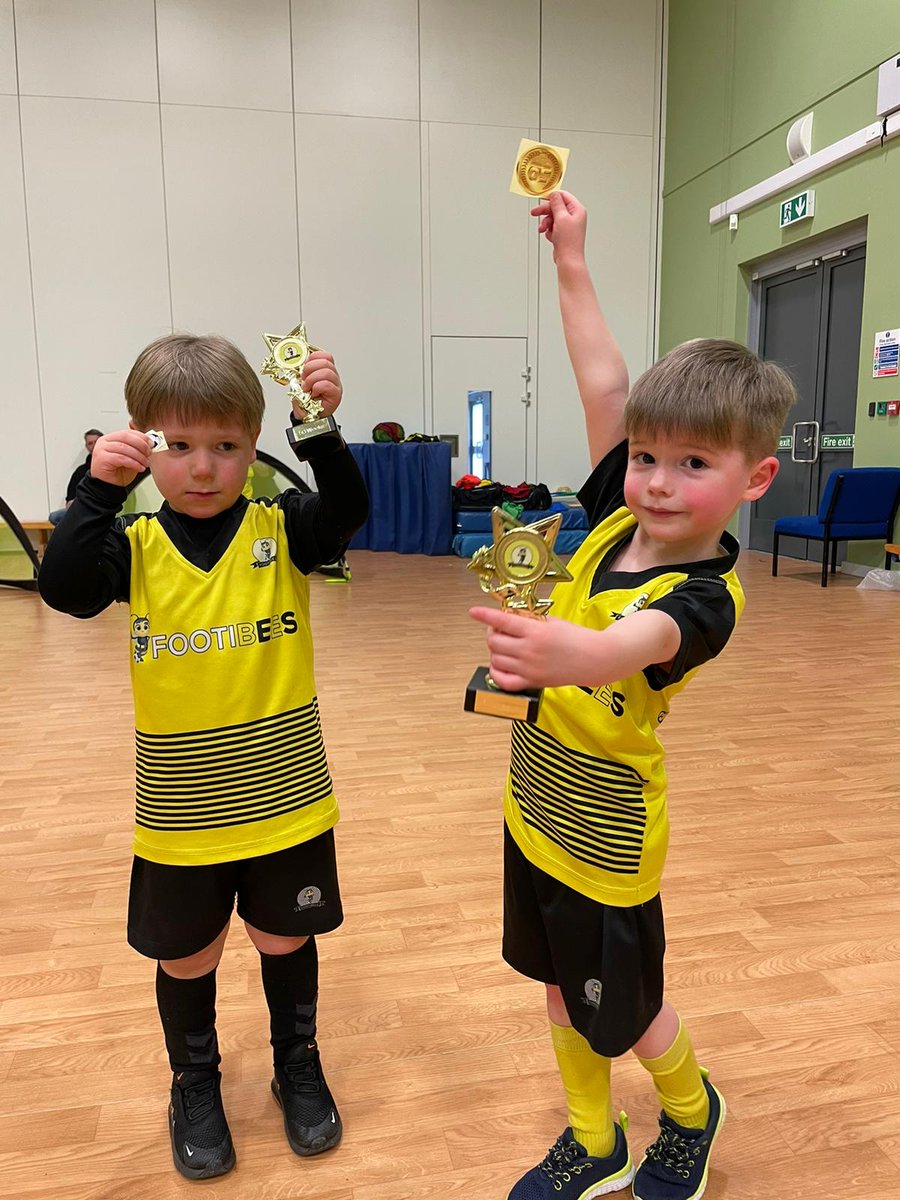 FOOTIBEES's tweet photo. 🎉🏆 50 WEEKS AT FOOTIBEES 🏆🎉

We had a number of 50 week trophies to give out this week‼️ 

Well done to our winners👏

⁉️ Did you know that every 10 weeks at Footibees, you receive a free Footibees product 🟡⚽️🐝

Book your free trial session now at https://t.co/c6vE4Crm8I 🏆 https://t.co/UszMlocOhe