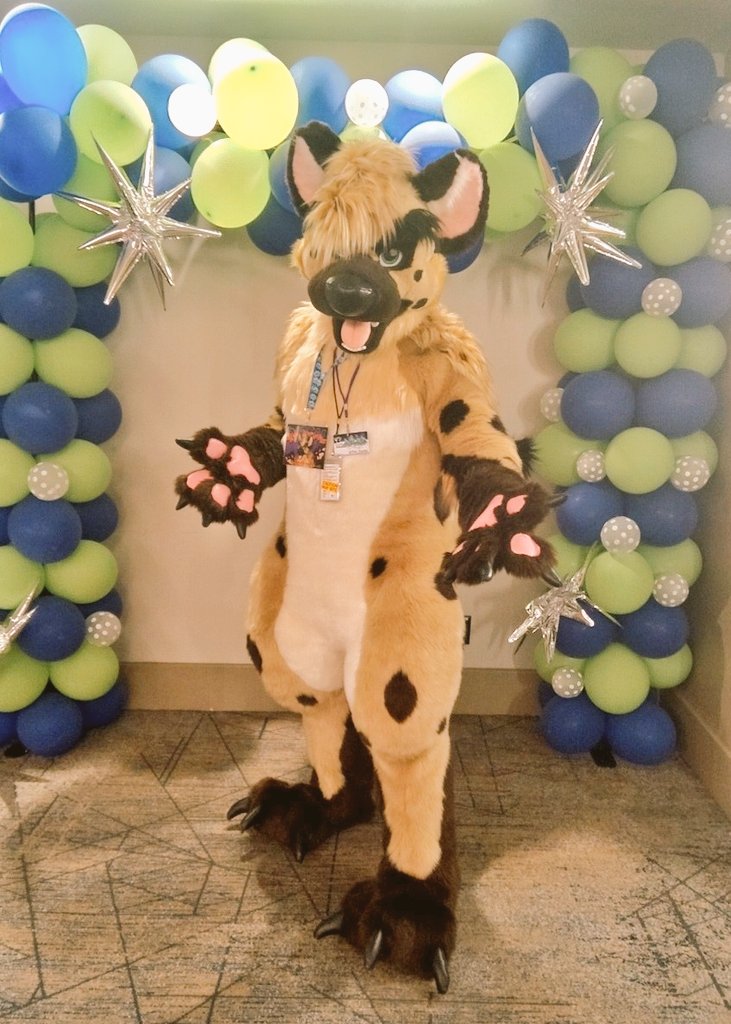 so glad to see and hug one more fursuiter before I leave 
<a href="/The_Furox/">Furox The Dragon</a> 
#TFF2023