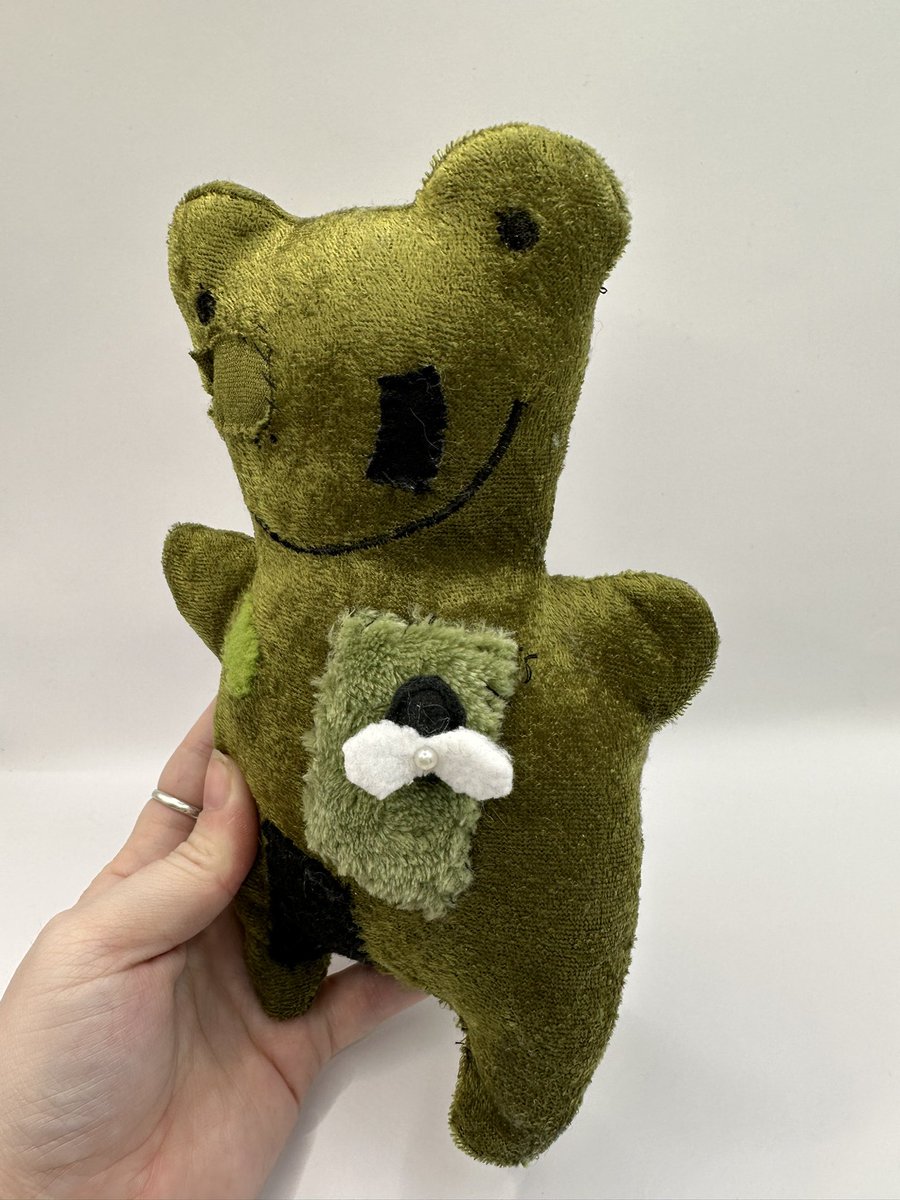 cakepopplush's tweet image. patchy the frog 🐸 now ready for adoption on my website! link in bio🤍
#frog #frogplush #froglover #plushcollector #handmade #handmadeplush #TREASURE_HELLOinJKT #ooak #ooakplushie