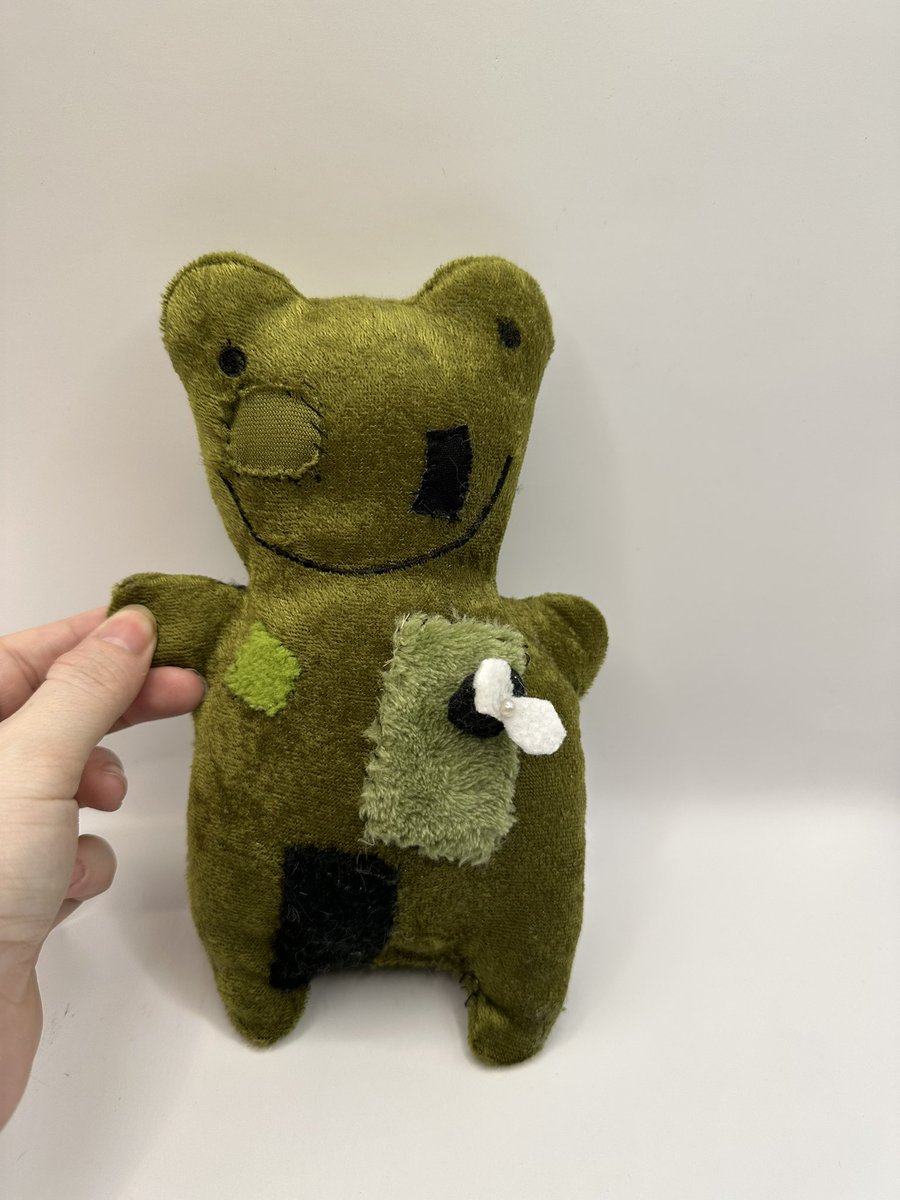 cakepopplush's tweet image. patchy the frog 🐸 now ready for adoption on my website! link in bio🤍
#frog #frogplush #froglover #plushcollector #handmade #handmadeplush #TREASURE_HELLOinJKT #ooak #ooakplushie