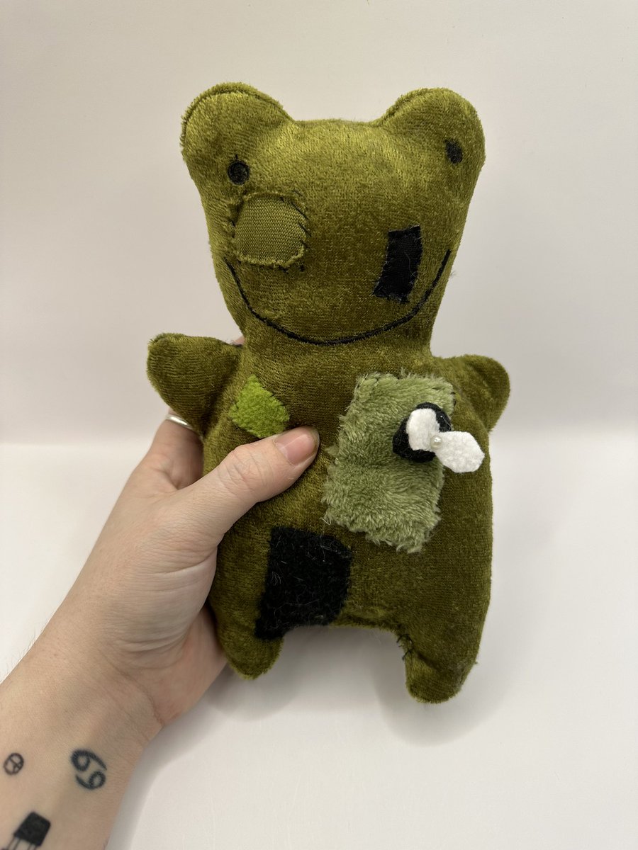 cakepopplush's tweet image. patchy the frog 🐸 now ready for adoption on my website! link in bio🤍
#frog #frogplush #froglover #plushcollector #handmade #handmadeplush #TREASURE_HELLOinJKT #ooak #ooakplushie