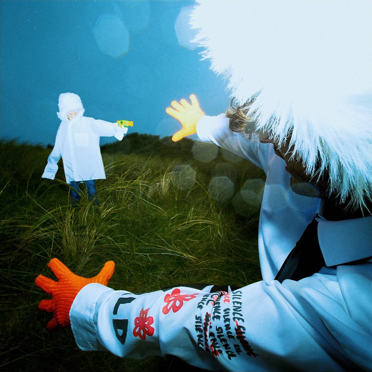 BRAQUE WORLD mon nouveau projet disponible le 31/03/23 💕🤠🌹

“BRAQUE WORLD” c’est une mentalité. J’ai trouvé ce nom de projet en faisant une topline, c’était vraiment éteint 😭, mais ça nous est resté en tête et tout a découlé de cette idée...

📸 <a href="/arnoantton/">ARNO</a>