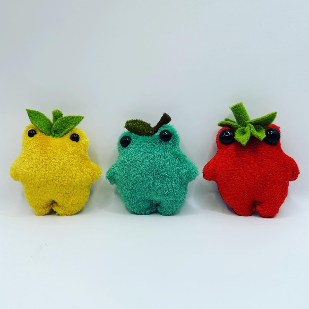 cakepopplush's tweet image. fruity frogs🍋🍏🍓🐸 now ready for adoption on my website! link in bio🤍
#frog #frogplush #plush #plushie #ooak #ooakplush #handmade #handmadeplush