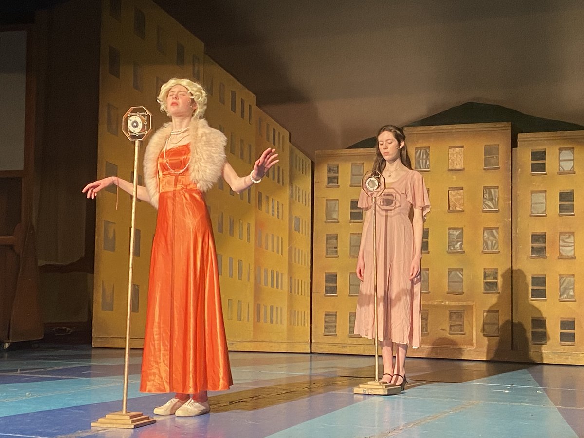 LOSMusic1's tweet photo. Roll up! Roll up! Tickets for Singin' in the Rain on sale now, but be quick - shows are only this Wednesday, Thursday and Friday. Don't miss your chance to see it actually rain on stage! 🌧️
#SinginInTheRain #RainMachine #ComeOnWithTheRain #MakeEmLaugh
 https://t.co/9wnPKHXrNx https://t.co/4Y3mKSuZQF