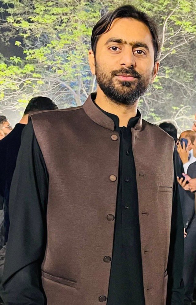 AsadKharal's tweet photo. Journalist Siddique Jan @SdqJaan has been arrested outside Bol office Islamabad. https://t.co/XCqg6enXb9