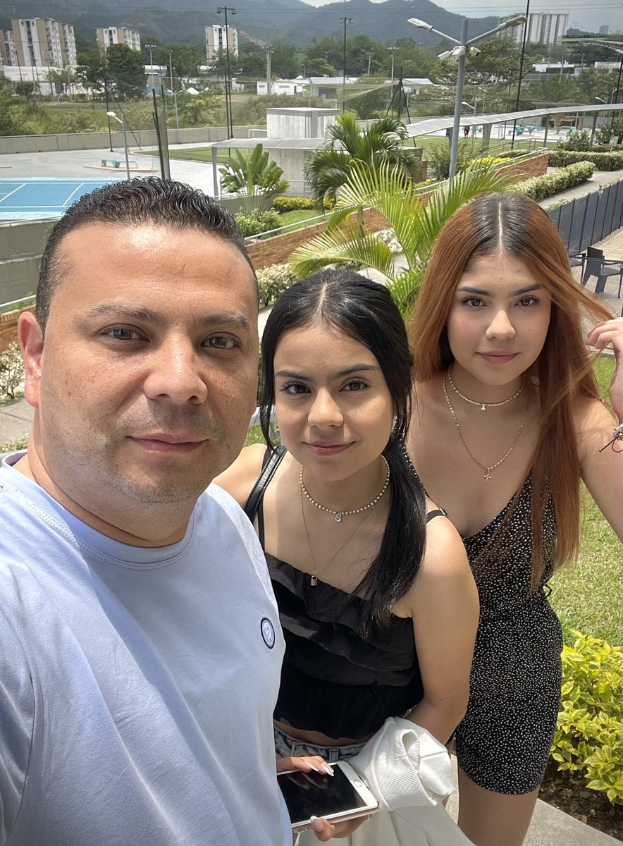 4ALEXCASTRO's tweet image. Sarah e Isabella, motores que dan fuerza a mi vida con amor. Dios me dé salud y vida para disfrutar con ellas. #Hijas #SerPadre.
