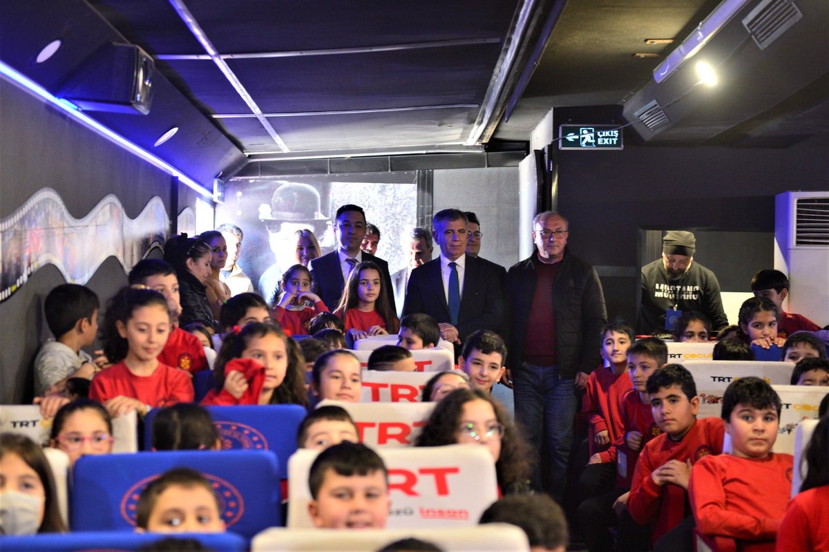 kocakysr's tweet photo. Depremzede çocuklarımızın yüzlerinde bir tebessüm olsun diye Kültür ve Turizm Bakanlığı ve TRT’nin destekleriyle yola çıkan Gezen Sinema tırı Çukurova Emine Sapmaz İlkokulunda öğrencilerimizle buluştu... https://t.co/W2LISazDIv