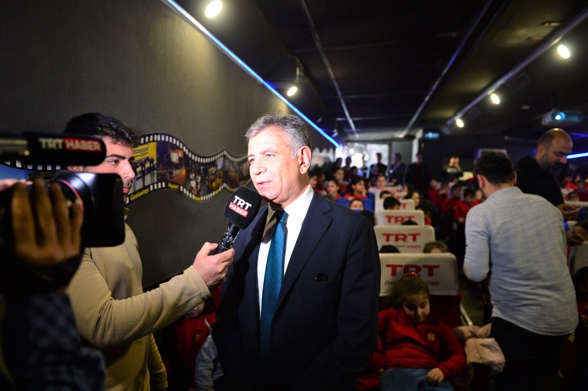 Depremzede çocuklarımızın yüzlerinde bir tebessüm olsun diye Kültür ve Turizm Bakanlığı ve TRT’nin destekleriyle yola çıkan Gezen Sinema tırı Çukurova Emine Sapmaz İlkokulunda öğrencilerimizle buluştu...