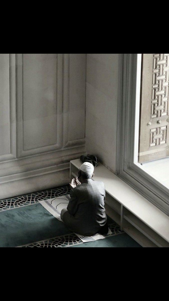 samisaeed10's tweet photo. وإذا الشدائدُ أقبلَت بجنُودها
والدهرُ من بَعْدِ المسرّة أوجعَك!

ارفع يديك إلى السماء ففوقها
 ربٌ .. إذا ناديته ماضيَّعَك! https://t.co/YedGmDl4C2