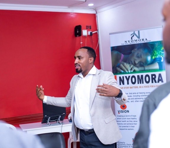 Umwegamirwa's tweet photo. Kuvura ibikomere byo ku mutima si umwihariko w’abaganga. Ujya kwa muganga 1 mu cyumweru cg 2 mu kwezi. Indi minsi uyi koresha ute? Inshuti, umuryango bagufasha bate? #IMPORE. Iyo ibikomere byo kumutima byabaye #Rwicaruhoze , kubikira ni a full time job. Mwakoze ⁦@nyomoraf⁩ https://t.co/hmNnGK4d4n